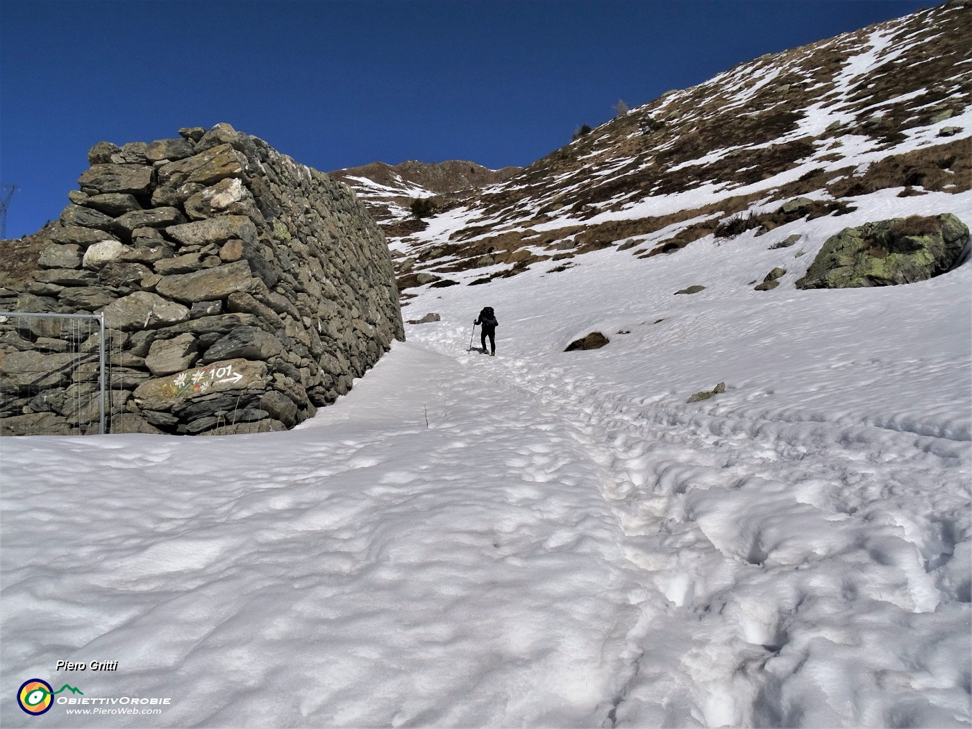 29 Da Ca' San Marco in decisa salita pestando neve anche con affondi saliamo al Passo.JPG